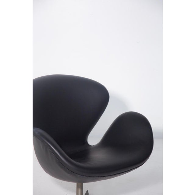 Fritz Hansen Swan Chair in Black Leather by Arne Jacobsen for Fritz Hansen 1970s For Sale - Image 4 of 9
