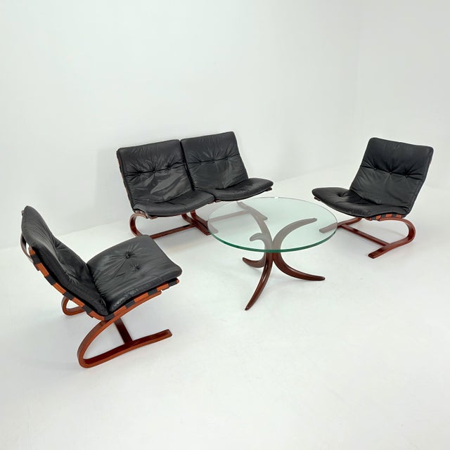 A Scandinavian design classic. This mid-century Kengu lounge chair was designed by Elsa and Nordahl Solheim for Rybo in...