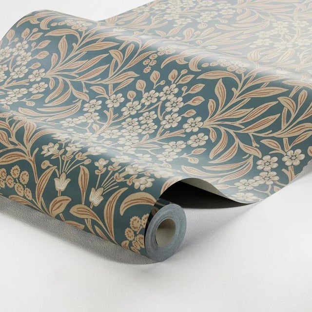 A rich and resplendent botanical created in the 1970s, Kryddhyllan was inspired by the stylized organic patterns...