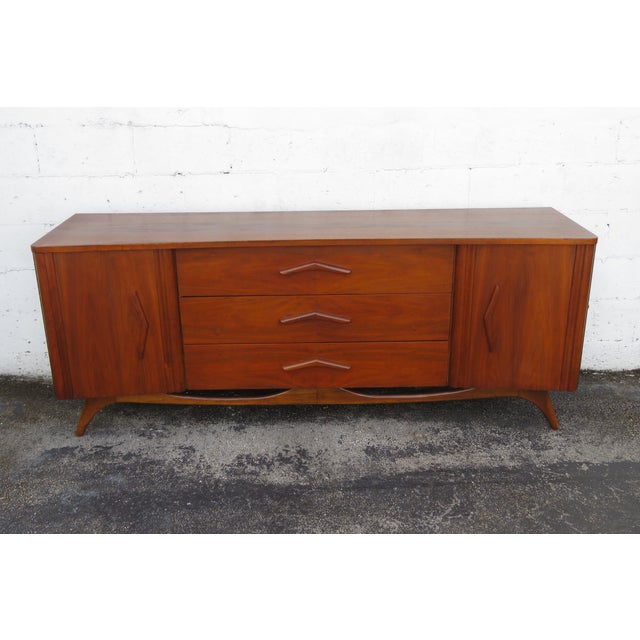 Mid-Century Modern Young Manufacturing Mid 20th Century Curved Boomerang Dresser Sideboard 6171 For Sale - Image 3 of 18