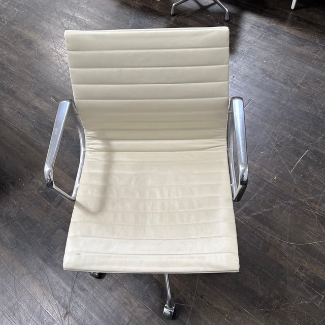Mid-Century Modern Charles + Ray Eames for Herman Miller Eames Aluminum Group Management Chair For Sale - Image 3 of 12
