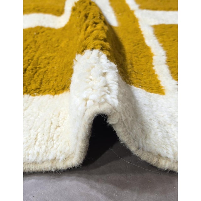 Modern Mustard Boujad Rug – Handmade Moroccan Berber Wool Carpet This striking handmade Moroccan Boujad rug features a...