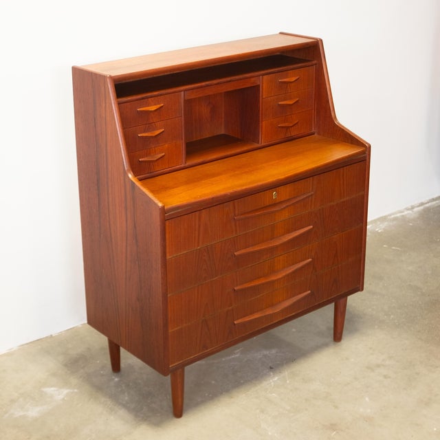 1960s Randers Møbelfabrik Teak Secretary Desk With Hidden Vanity For Sale - Image 5 of 15