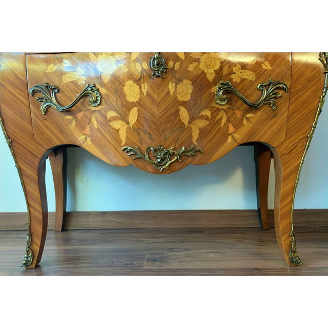 French Louis XV Style Kingwood & Marquetry Ormolu Mounted Bombe Commode For Sale - Image 11 of 12