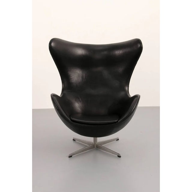 Late 20th Century The Egg Chair – Arne Jacobsen, Denmark, 1960 – Black Leather by Fritz Hansen For Sale - Image 5 of 9