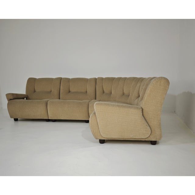 This vintage modular corner sofa in light beige fabric is attributed to the historic Italian manufacturer 1P (Industria...