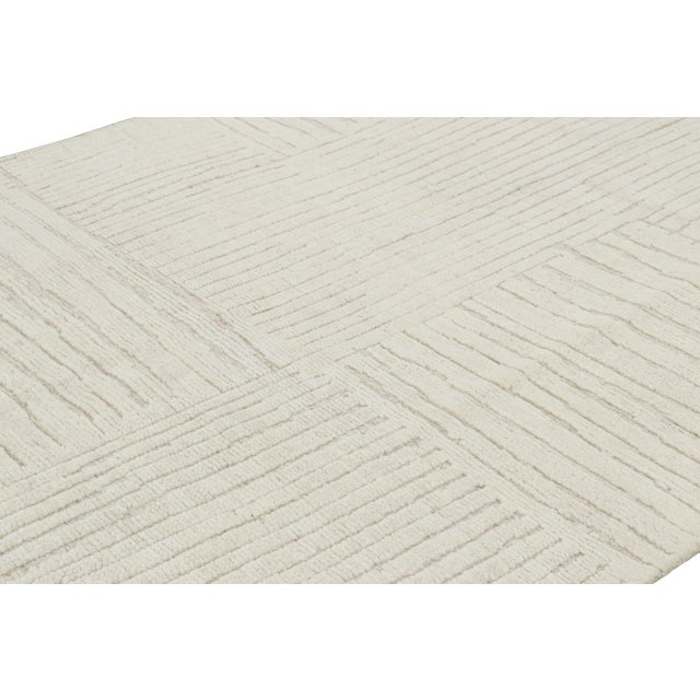 This hand-knotted wool 8x10 rug belongs to an exciting new line in Rug & Kilim’s Modern Collection, with a play of simple...