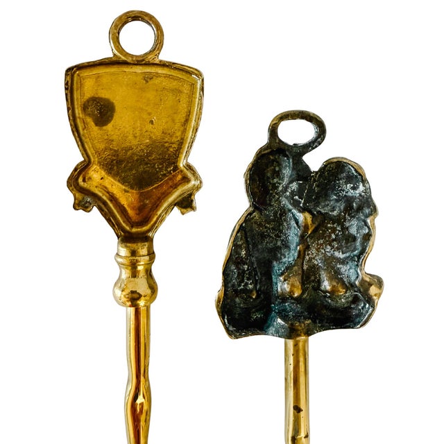 1950s English Brass Fireplace Toasting Forks With Spaniels & Heraldic Shield Crest - A Pair For Sale In San Diego - Image 6 of 6
