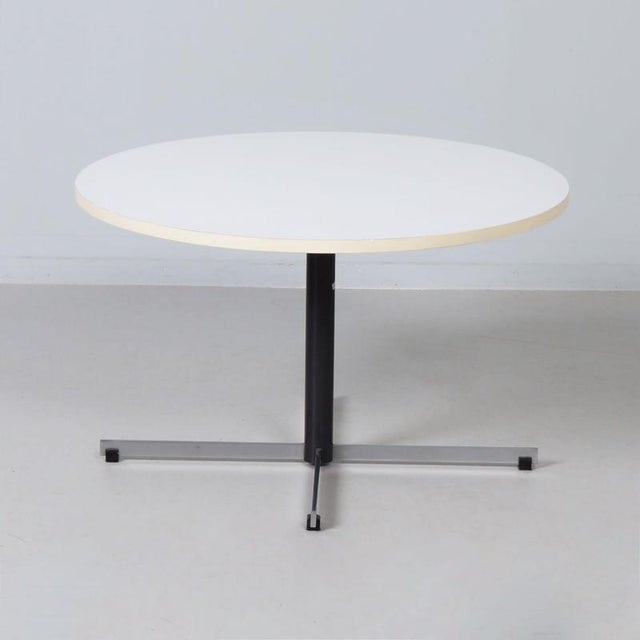 1970s Round Model 3696 Coffee Table with White Melamine Top and Chrome Base by Gispen, 1970s For Sale - Image 5 of 11