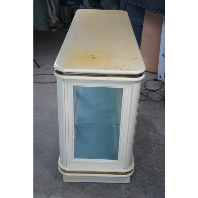 Mid 20th Century Hollywood Regency Off White Illuminated Display Cabinet Console Showcase Curio For Sale - Image 13 of 13