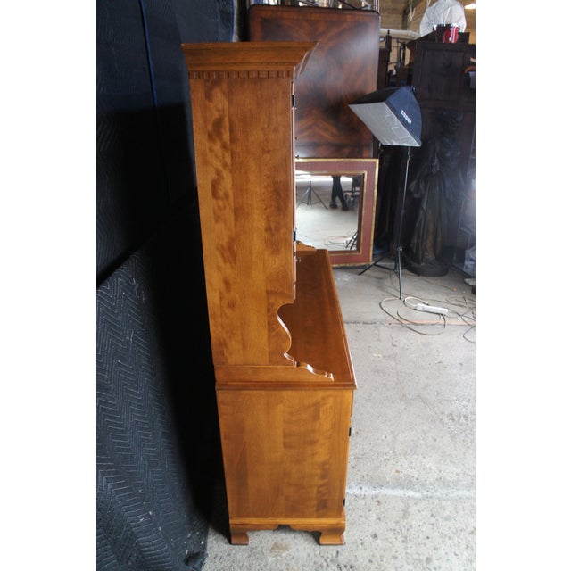 Wood Late 20th Century Ethan Allen Heirloom Colonial Early American Nutmeg Maple Drybar Cabinet Hutch For Sale - Image 7 of 13