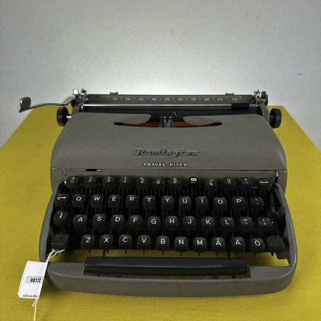 Brown Vintage Travel-Riter Typewriter from Remington For Sale - Image 8 of 8