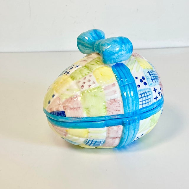 1970s Vintage Boho Chic Americana Folk Art Ceramic Easter Eggs Box, Quilt & Bow Design For Sale - Image 4 of 18