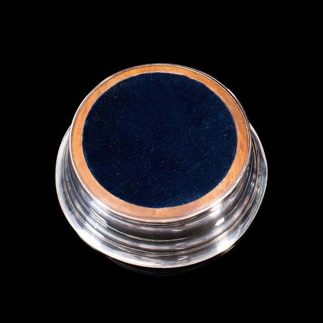 1910s Pair of Antique Edwardian English Silver Plate Decanters and Stands For Sale - Image 11 of 13