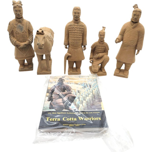 Traditional Rare Lintong Museum Terracotta Warrior Figurine Set With Horse & Archival Booklet – 5 Pieces For Sale - Image 3 of 16