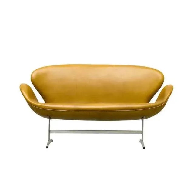 Mid-Century Modern Leather Swan Sofas by Arne Jacobsen for Fritz Hansen For Sale - Image 3 of 9