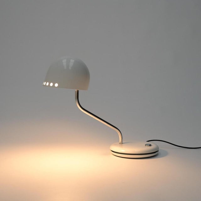 This very rare table or desk lamp was manufactured by Forma & Funzione in Italy. There is a possibilty of winding the...