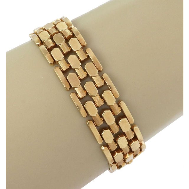 The Flex Bar 18k Yellow Gold Link Bracelet is a vintage piece of fine jewelry that exudes elegance and sophistication....