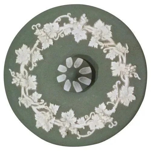 English Vintage Wedgwood Porcelain Grapevine Box For Sale - Image 3 of 6