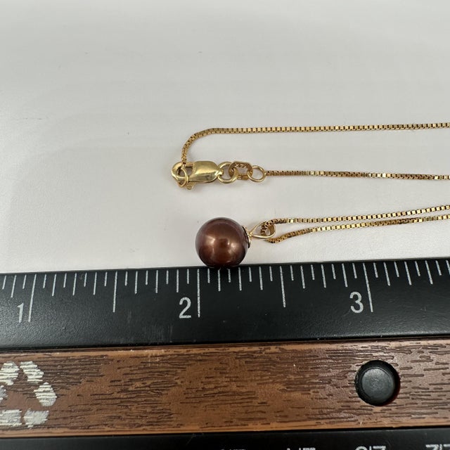Chocolate Pearl Pendant Necklace 14kt Yellow Gold 8mm 18in Estate For Sale In New York - Image 6 of 6