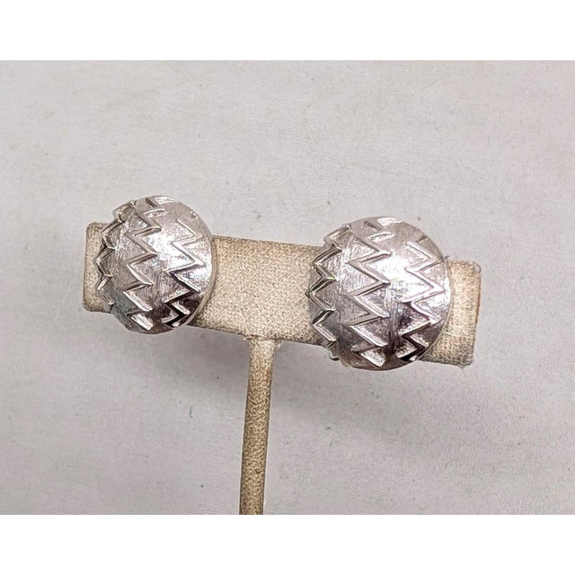 Mid-Century Modern Vintage 1960s Signed Crown Trifari Round Rhodium Plated Zig Zag Clip Earrings-2 Pieces For Sale - Image 3 of 7