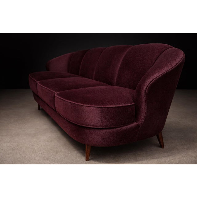 “Concha” Sofa in Plum Mohair Velvet, Joaquim Tenreiro, Brazil, 1960s For Sale In New York - Image 6 of 15
