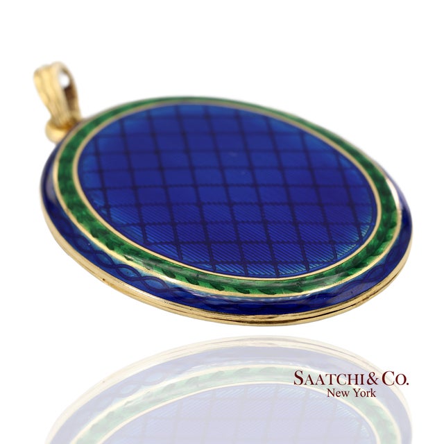Early 20th Century Vintage 18k 750 Yellow Gold Royal Blue & Green Enamel Locket Pendant Necklace For Sale - Image 5 of 10