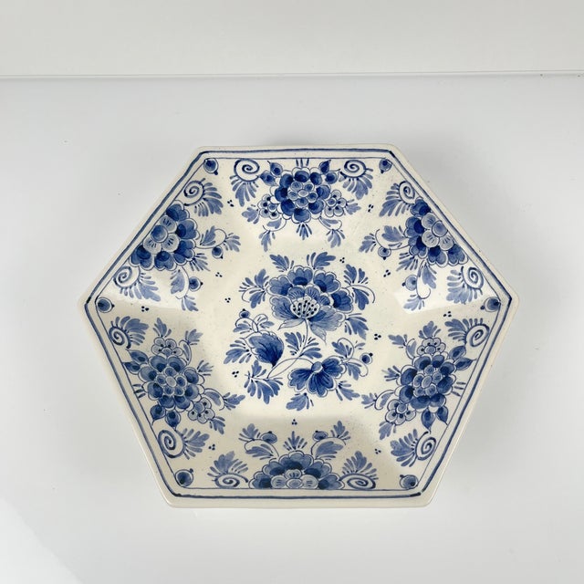 Shallow Delftware Dish attributed to Royal Delft, 1920s For Sale - Image 6 of 9
