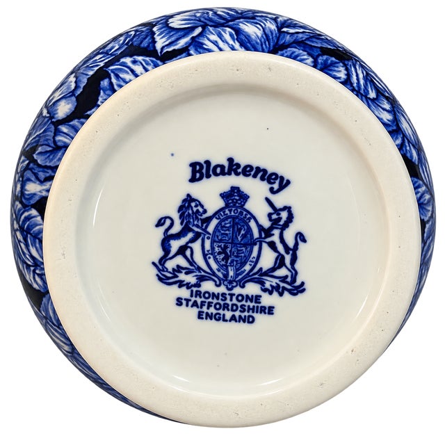 Late 20th Century Late 20th Century Coastal Blakeney Staffordshire Blue & White Ironstone Pitcher & Basin Set For Sale - Image 5 of 9