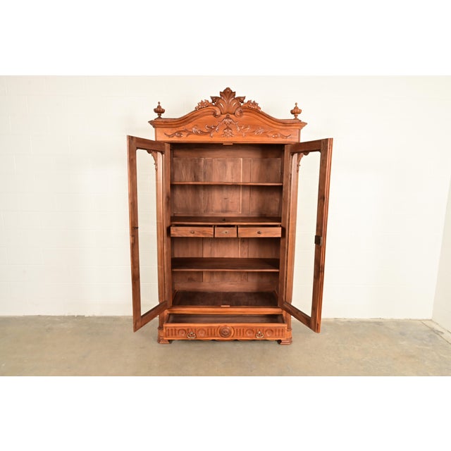 Late 19th Century R. J. Horner Style Antique Victorian Carved Walnut Bookcase Cabinet, Circa 1880s For Sale - Image 5 of 15