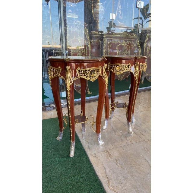 French 1960s Pair of French Louis XV End Tables | Mahogany & Gilt Bronze Side Tables For Sale - Image 3 of 5