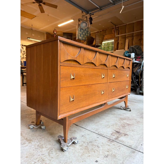 Mid-Century Modern Broyhill Brasilia Lowboy With Mirror For Sale - Image 3 of 12