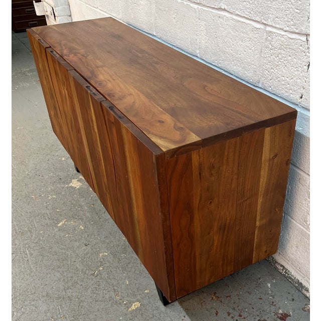 Late 20th Century Organic Modern Mahogany Credenza With S-Shaped Live-Edge Doors For Sale In New York - Image 6 of 17