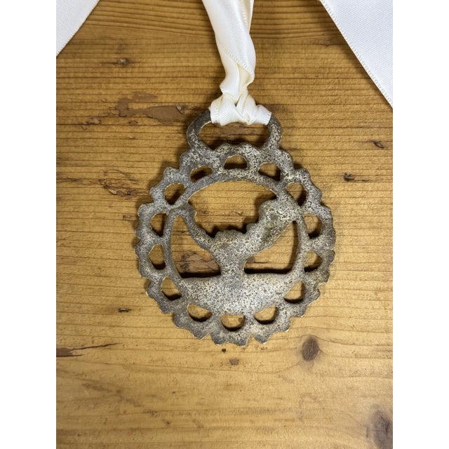 This vintage English horse brass ornament is a timeless example of traditional craftsmanship. The beautifully cast brass...