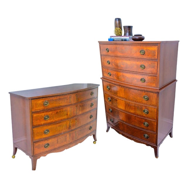 1940s Bow Front Flame Mahogany Dresser & Highboy | Attributed to Drexel Heritage | Georgian Revival Bedroom Suite (Pair) For Sale