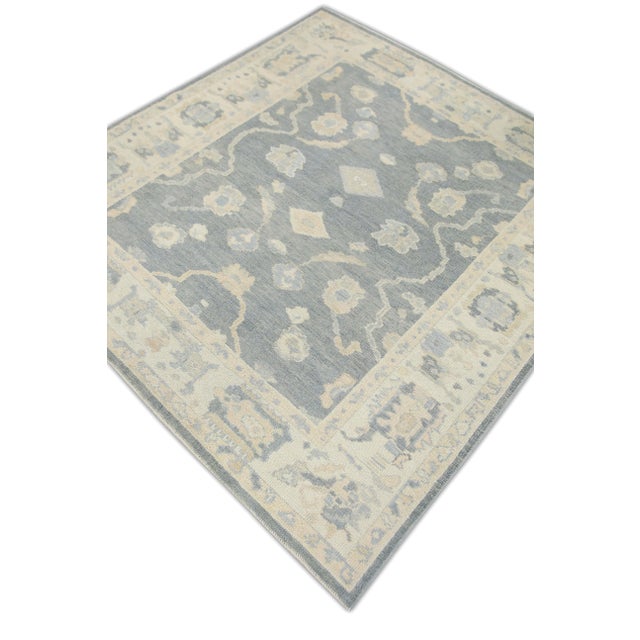 This modern Turkish Oushak rug is a stunning piece of art that has been handwoven using traditional techniques by skilled...