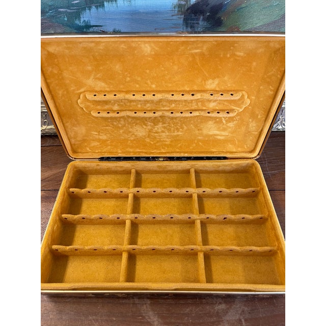 Vintage Mid-Century Jewelry Case With Gold Velvet-Like Interior and Patterned Exterior For Sale In Seattle - Image 6 of 10