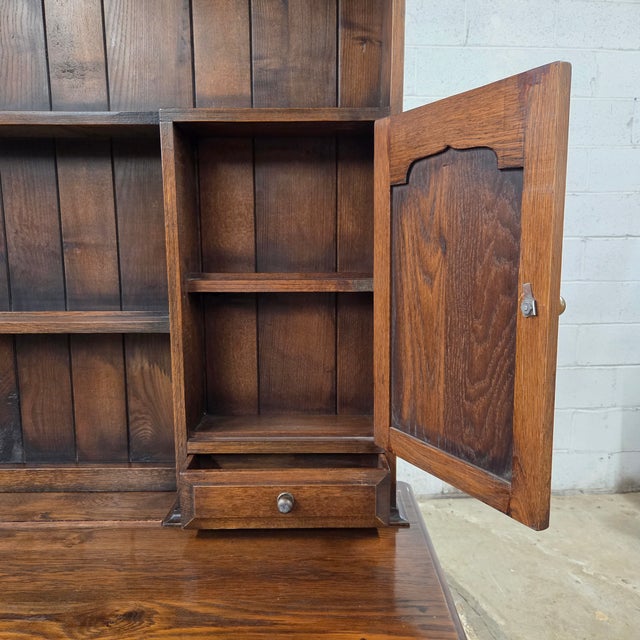 Mid 20th Century English Oak Paneled 5 Door & 3 Drawer Dresser and Rack With Shaped Frieze For Sale - Image 9 of 18