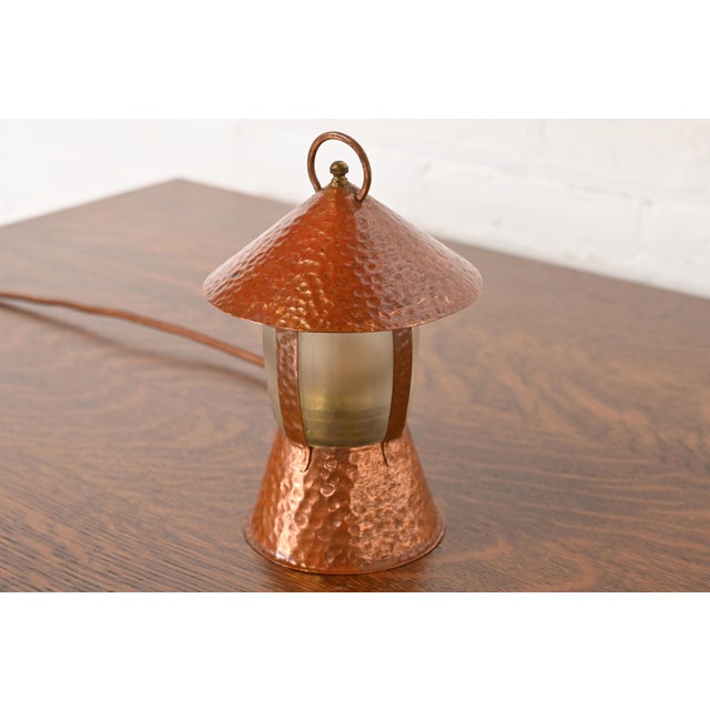 Mission Roycroft Style Antique Arts & Crafts Hammered Copper Desk Lamp, 1930s For Sale - Image 3 of 12