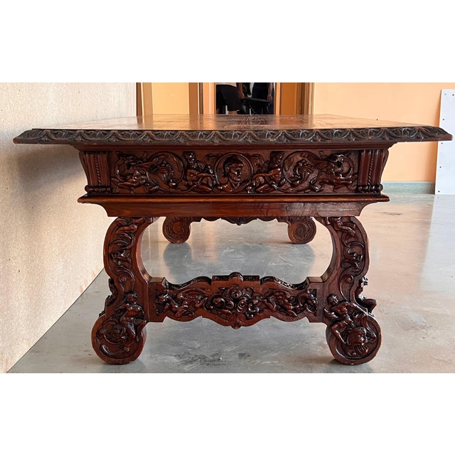 19th Spanish Carved Walnut Renaissance Center or Coffee Table For Sale In Miami - Image 6 of 18