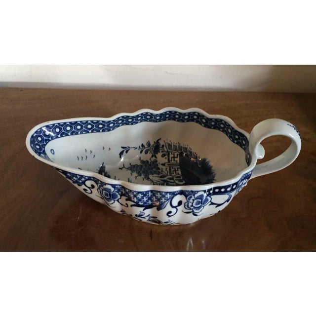 Traditional 18th Century English George III Worcester Porcelain Sauce Boat For Sale - Image 3 of 11