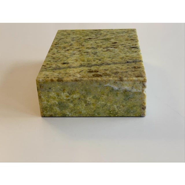 Exquisite serpentine box from Valmalenco in Italy, in excellent condition with no signs of wear.