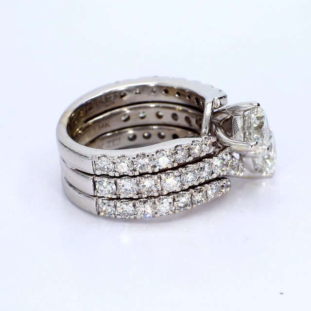 Contemporary 14k White Gold Adjoined Engagement Ring Set - Size 6.25 For Sale - Image 3 of 7
