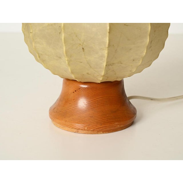Wood Mid-Century Scalopped Cocoon Table Lamp with Wood Base attributed to Achille Castiglioni for Flos, Italy, 1960s For Sale - Image 7 of 11