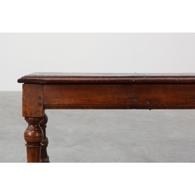 A characterful mid‑19th‑century English farmhouse bench in solid oak, crafted around 1850 and embodying the honest,...