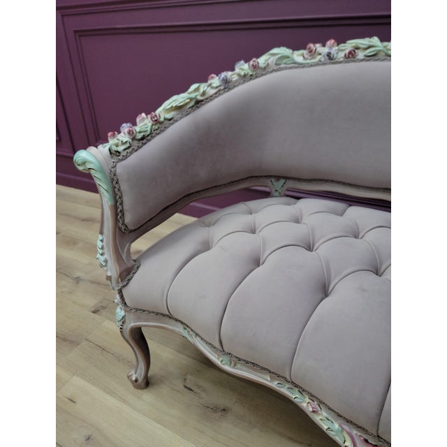 1960s French Rococo Chaise Lounge – Tufted Settee Bench, Ornate Carved Wood Sofa, Louis XV Style Couch, Romantic Bedroom or Entryway Accent For Sale In Miami - Image 6 of 10