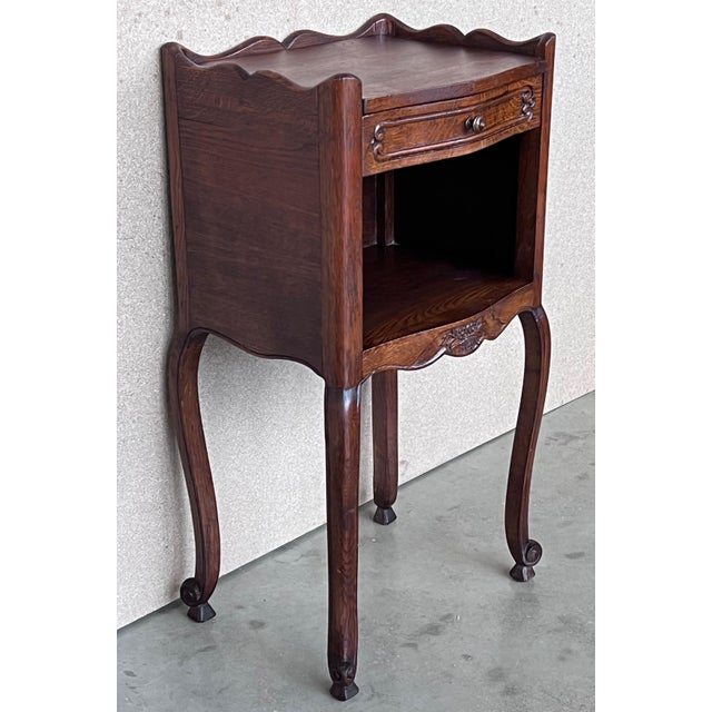 French Early 20th Century 20th Pair of Dark Walnut Nightstands Tables with Drawer and Open Shelf For Sale - Image 3 of 18
