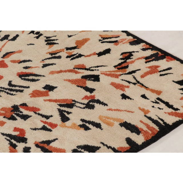 Hand-knotted in wool, this oversized 12x12 square rug is a striking addition to Rug & Kilim’s Art Deco collection. This...