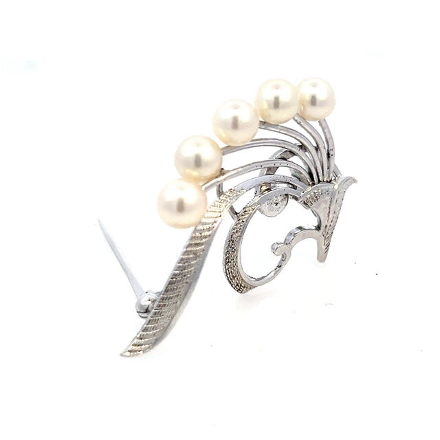 Modern Late 20th Century Mikimoto Estate Akoya Pearl Brooch Pin Sterling Silver 5.54-5.16 MM M434 For Sale - Image 3 of 10