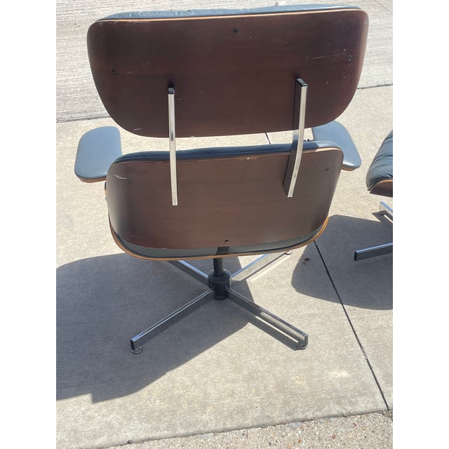 Mid-Century Modern Blue Leather Lounge Chair With Ottoman by Plycraft, c.1960’s For Sale In Dallas - Image 6 of 10